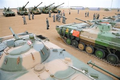 8月21日，在朱日和基地，中外参演部队代表在装备展览交流活动现场参观中国人民解放军装备。新华社记者 张领 摄