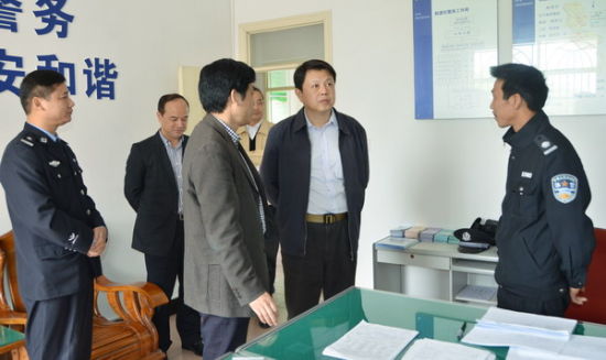 2013年4月，公安部治安管理局副局长汪凡一行赴浙江绍兴调研指导“枫桥经验”50周年纪念工作。资料图