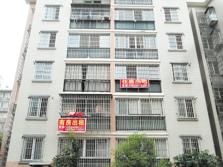 保障住房小区凤凰苑内，不少房子打出了出租广告。因邻近南雅中学，这里出租房紧俏。朱炎皇 龚铭铭 摄影报道记者 朱炎皇 实习生 龚铭铭
