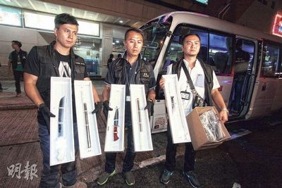 　香港警方在打击沙田的黑帮行动中，起出利刀与水喉通等武器。来源：香港《明报》