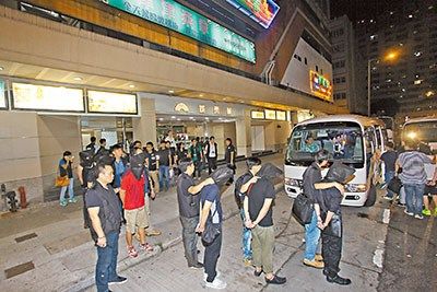 　　在香港沙田娱乐城一酒楼非法集会推举新任“小头目”被捕黑帮人物。来源：香港《文汇报》  　