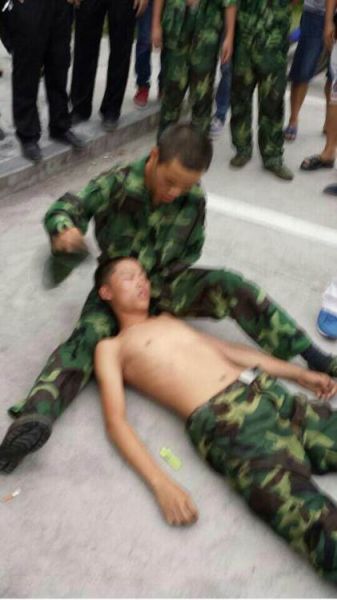 在网上广泛流传的教官和学生发生冲突的照片。