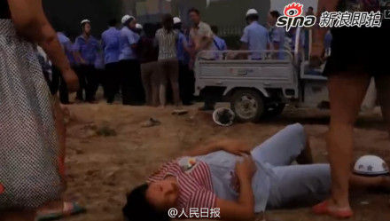 视频显示有孕妇躺在地上