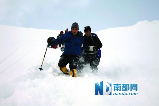 广东援藏干部吕雨(前左)在翻越雪山进入墨脱县城的途中。受访者供图