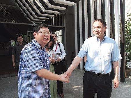 2012年，郑永年（右一）在广东顺德工业设计城调研。