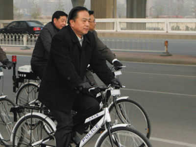 骑自行车视察的武长顺