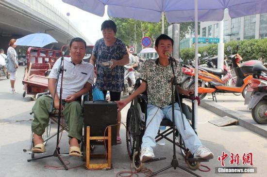 渐冻症患者街头卖唱