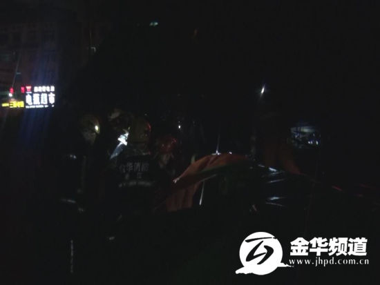 消防官兵在现场救援