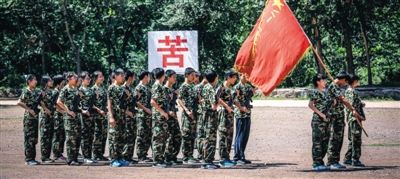  8月14日，北京一所中学学生在延庆龙庆峡军训基地军训，正在练习行列式表演。新京报记者 李飞 摄