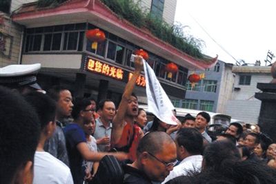 湖南龙山，学生聚集现场。网友供图