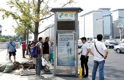 27日，东单，道路两边的智能数字公交站亭全部为黑屏状态。本版摄影/新京报记者 高玮