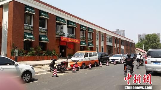 新建的二层楼房一家茶餐厅已经开业.jpg 王登峰 摄