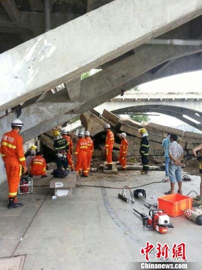 30日下午2点零6分，福建邵武消防支队接到报警，一老人被坍塌桥掩盖。 金本煌 摄