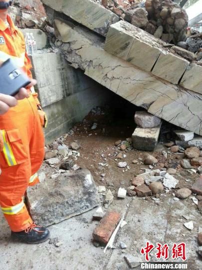 30日下午2点零6分，福建邵武消防支队接到报警，一老人被坍塌桥掩盖。 张丽君 摄