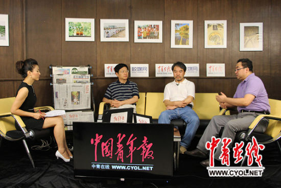 现场照片（左一为中青报社长张坤、右一为《互联网时代》总导演孙曾田）  于冰 摄影