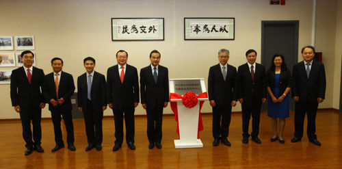 2014年9月2日，外交部全球领事保护与服务应急呼叫中心启动仪式在京举行。外交部长王毅出席启动仪式，为呼叫中心揭牌。