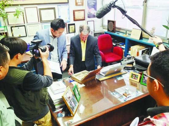 　在美国西海岸加州大学洛杉矶分校采访“互联网之父”伦纳德·克兰罗克。