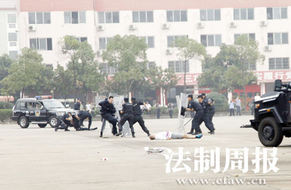 模拟场景一：围捕持械暴徒