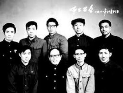 姜明安珍藏著一张摄于1981年大三时的黑白照片，一群年轻人簇拥著龚祥瑞。李克强站在后排最右侧的位置。