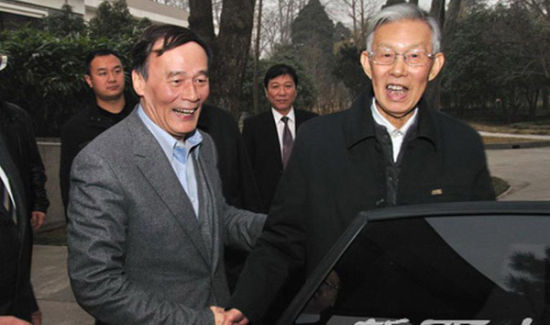 2011年2月24日，国务院副总理王岐山在陕西看望母校西北大学老师张岂之。