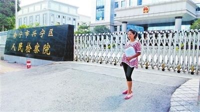 实名举报涉嫌钓鱼执法警察的孕妇吴良彩。