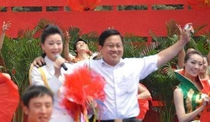 2011年6月21日，“激情广场”爱国歌曲大家唱大型文艺演出活动在濮阳市举行。演出过程中，王留聚冲上舞台，扰乱了演出秩序，造成不良的社会影响，随后被免职、拘留。