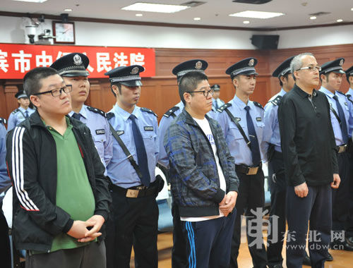 右一为被告人高山。所行 摄