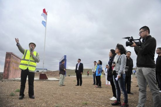 相关人员介绍云计算规划方案。