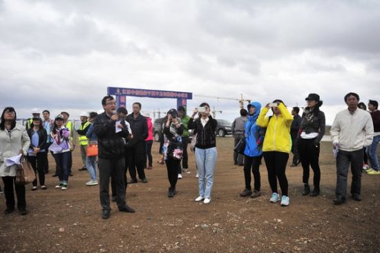 记者们倾听相关人员介绍情况。