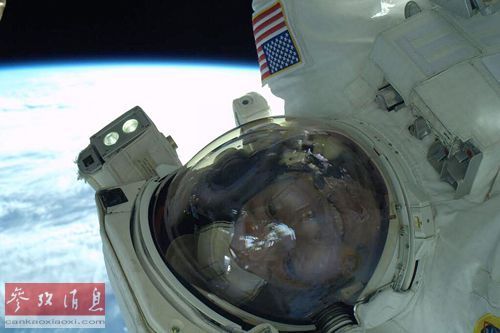 资料图片：2014年4月24日，这是4月23日进行太空行走的美国宇航员里克 马斯特拉基奥的自拍照片。新华社 法新