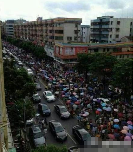 广东博罗千余名民众上街抗议生态环境园项目选址
