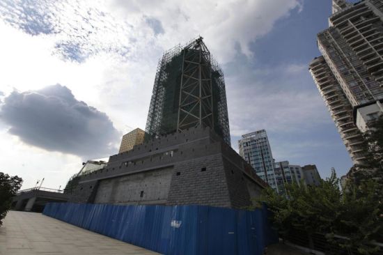 资料图：9月8月开始，广西柳州开始拆除尚未完工的位于该市风情港旁边的柳宗元铜像底座。按设计规划，这座柳宗元雕像高达68米，可以360°旋转，欲建设成为“国内最高的人物铜像”。