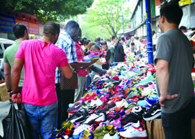 非裔人士在广州挑选商品