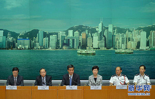 9月28日，香港特区行政长官梁振英（左三）、特区政府政务司司长林郑月娥（右三）、保安局局长黎栋国（左二）、警务处处长曾伟雄（右二）等在政府总部出席新闻发布会。