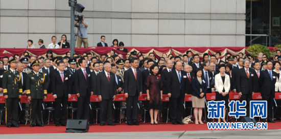 当日，香港特别行政区政府在金紫荆广场举行隆重的升国旗仪式，庆祝中华人民共和国成立65周年。 新华社记者 黄本强摄