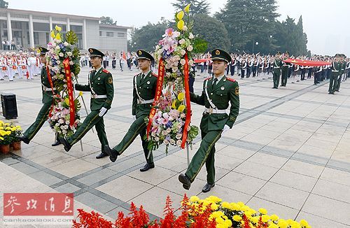 9月27日，武警战士在蜀山烈士陵园江淮英烈纪念碑前献花篮。新华社记者 郭晨 摄