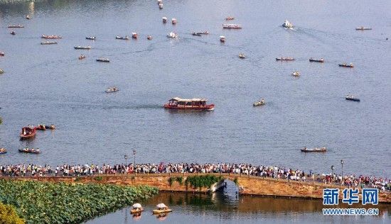从杭州西湖宝山顶上俯瞰断桥，人如潮，船如织（10月1日摄）。新华社发（李建刚 摄） 