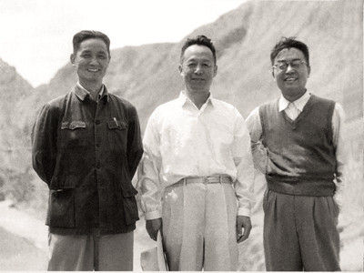 1965 年，国家基本建设委员会主任谷牧（中）考察三线建设，在青海泥鳅山与宋平（左）、青海省副省长高克亭合影