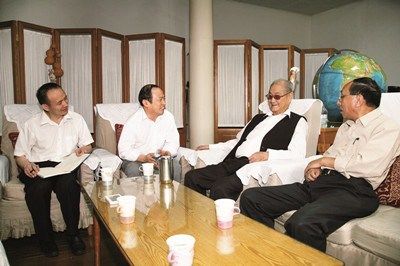 2012年5月25日，原中央西北局三线建设委员会副主任、中共十三届中央政治局常委宋平（右二）接受武力（左二）、陈东林（右一）、郑有贵（左一）采访