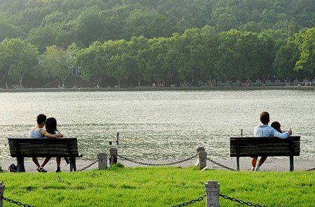 西湖免费开放后，时任中共浙江省委书记习近平曾有三次向杭州西湖管理部门转达了他的建议。 