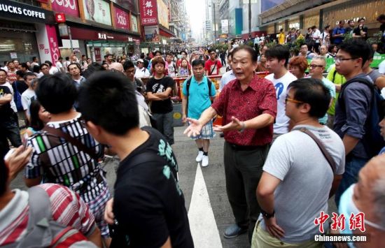 老人教训参与“占中”学生