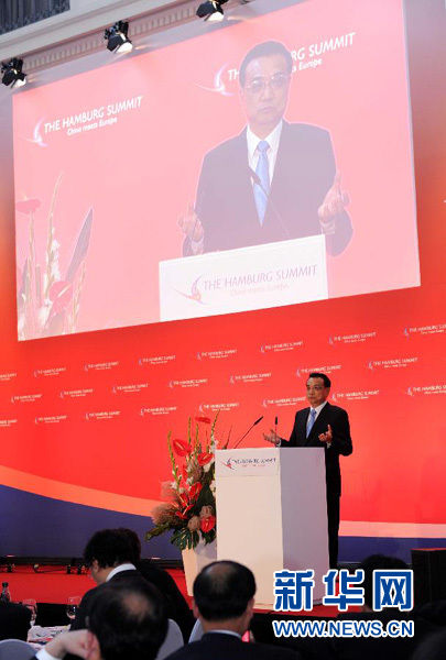 　　 当地时间10月11日中午，国务院总理李克强在汉堡出席中欧论坛汉堡峰会第六届会议并发表题为《树立互利共赢的新标杆》的主旨演讲。新华社记者 饶爱民 摄