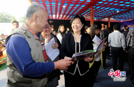 10月10日，新绛县长田艺彬介绍泉掌特产——泉掌豆腐