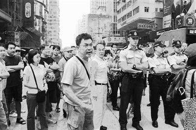 15日，在香港旺角的“占中”区，有市民反驳示威者时被指“收钱”，该市民十分愤怒，表示正是因为示威者堵塞交通导致“没钱收”才前来理论。　（图片来源：香港中评社） 