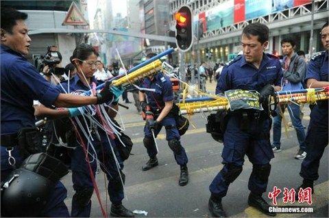 香港警方拆除违法设置的街头路障