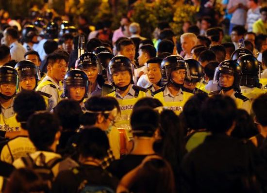 香港特区政府警务处10月19日表示，对当日凌晨在旺角冲击警方防线的非法占道人士予以强烈谴责。