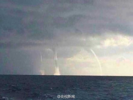 目击者称，1小时内陆续出现9条白色的水柱，将云端和碧蓝色的湖面相连，犹如蛟龙从天际坠入湖水。