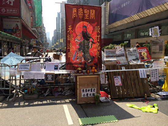 　　“占中”者在路上设置障碍，摆设关公像
