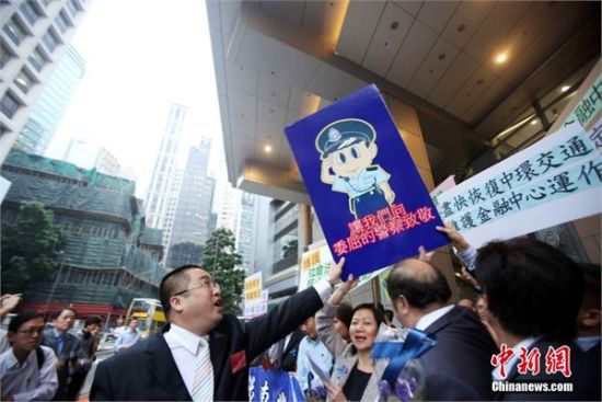 昨天，香港金融界人士支持警方执法