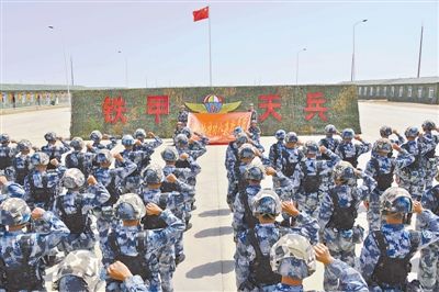 出征动员，官兵面向上甘岭战旗宣誓。 张 磊摄 